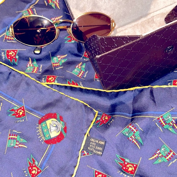 GUCCI OVAL SUNGLASSES WITH
GORGEOUS CASE - Picture 13 of 13